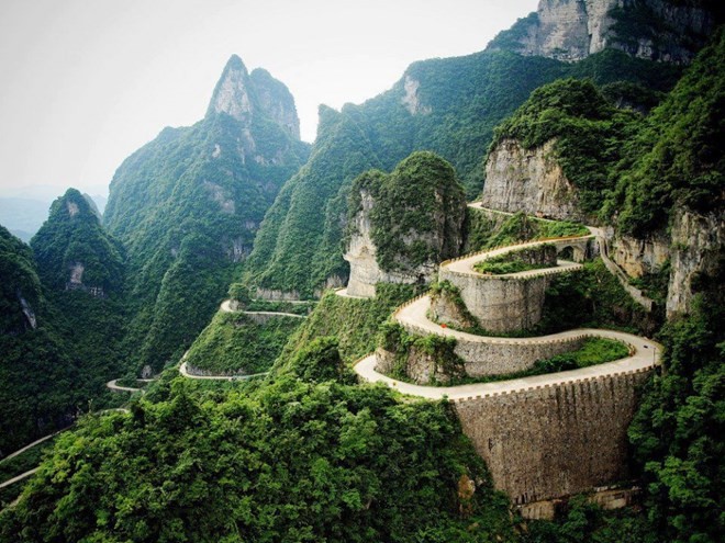 Đường Big Gate nằm trong Công viên quốc gia ở núi Tianmen, Trung Quốc có tổng chiều dài 11km và đỉnh cao nhất là 1.300m so với mực nước biển. Trên toàn tuyến có 99 khúc cua và 999 bậc thang để bạn có thể leo lên được đỉnh cao nhất trên con đường này.